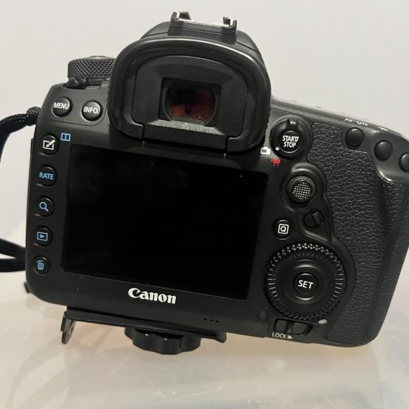 Canon Mark IV 5D camera and two lenses - Picture 4 of 4